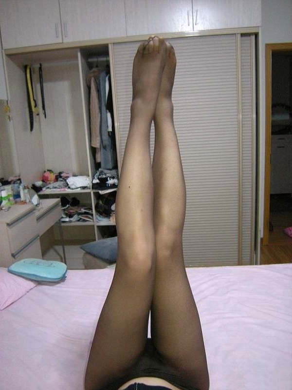 卧室里穿上性感丁字裤和T档灰丝_[12P]