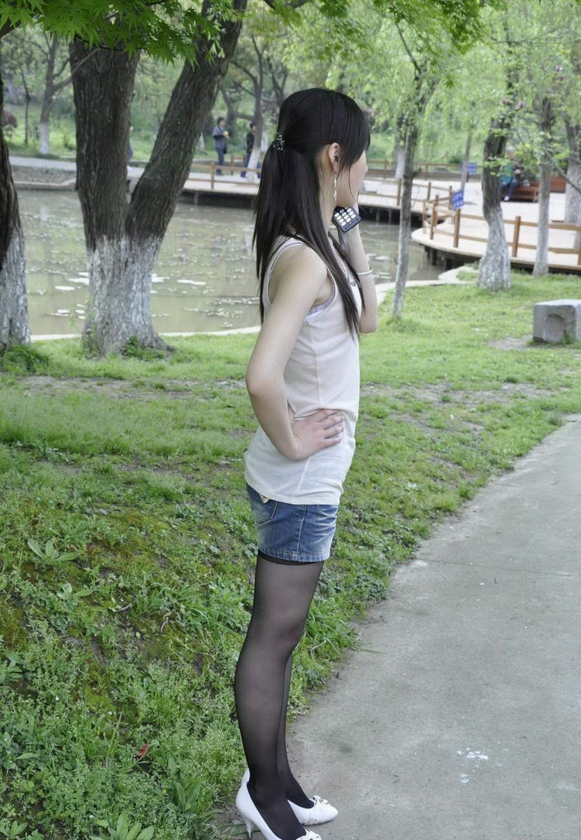 戶外街拍 VOL.188 在公园打电话的黑丝小妹