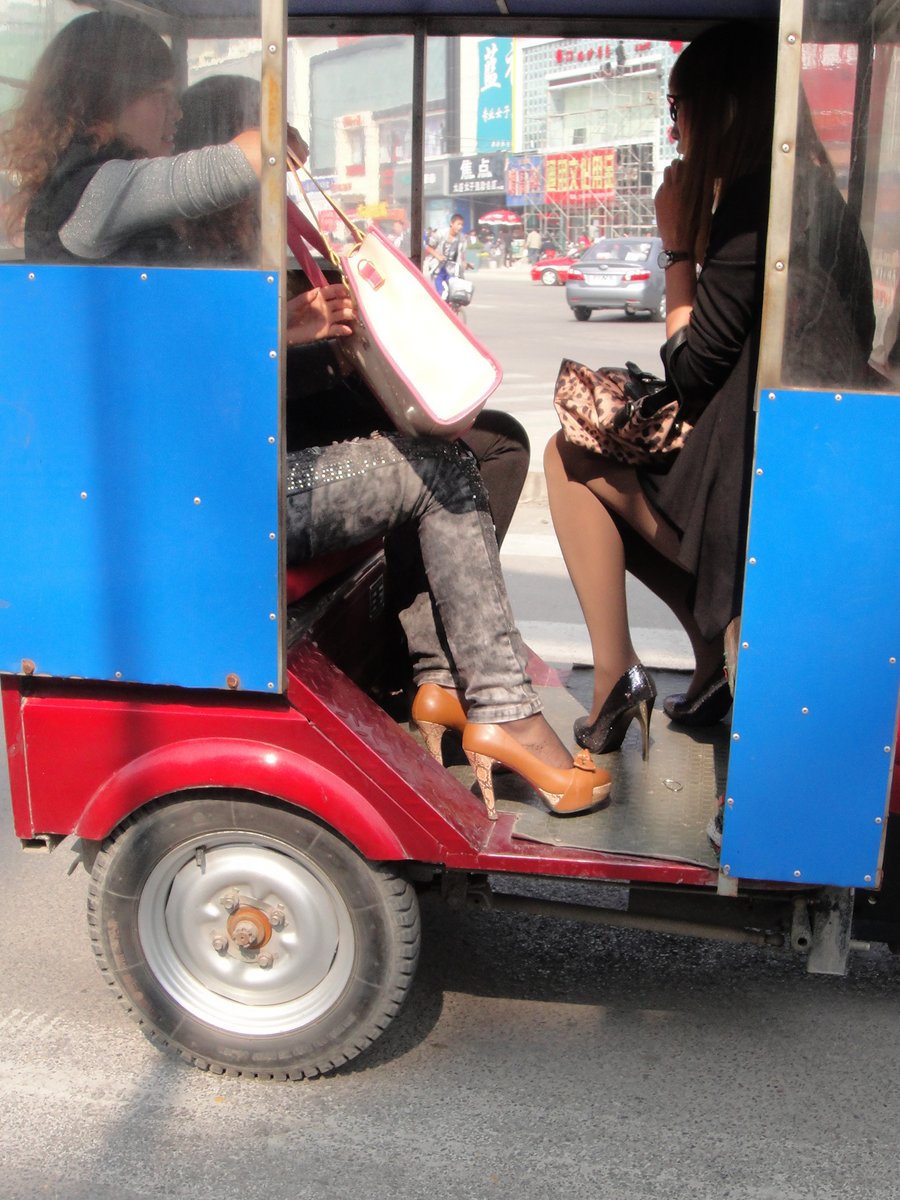 戶外街拍 VOL.249 三个不同高跟美妇坐三轮