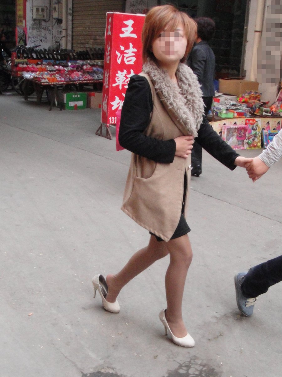 戶外街拍 VOL.266 美女黑裙肉丝高跟鞋