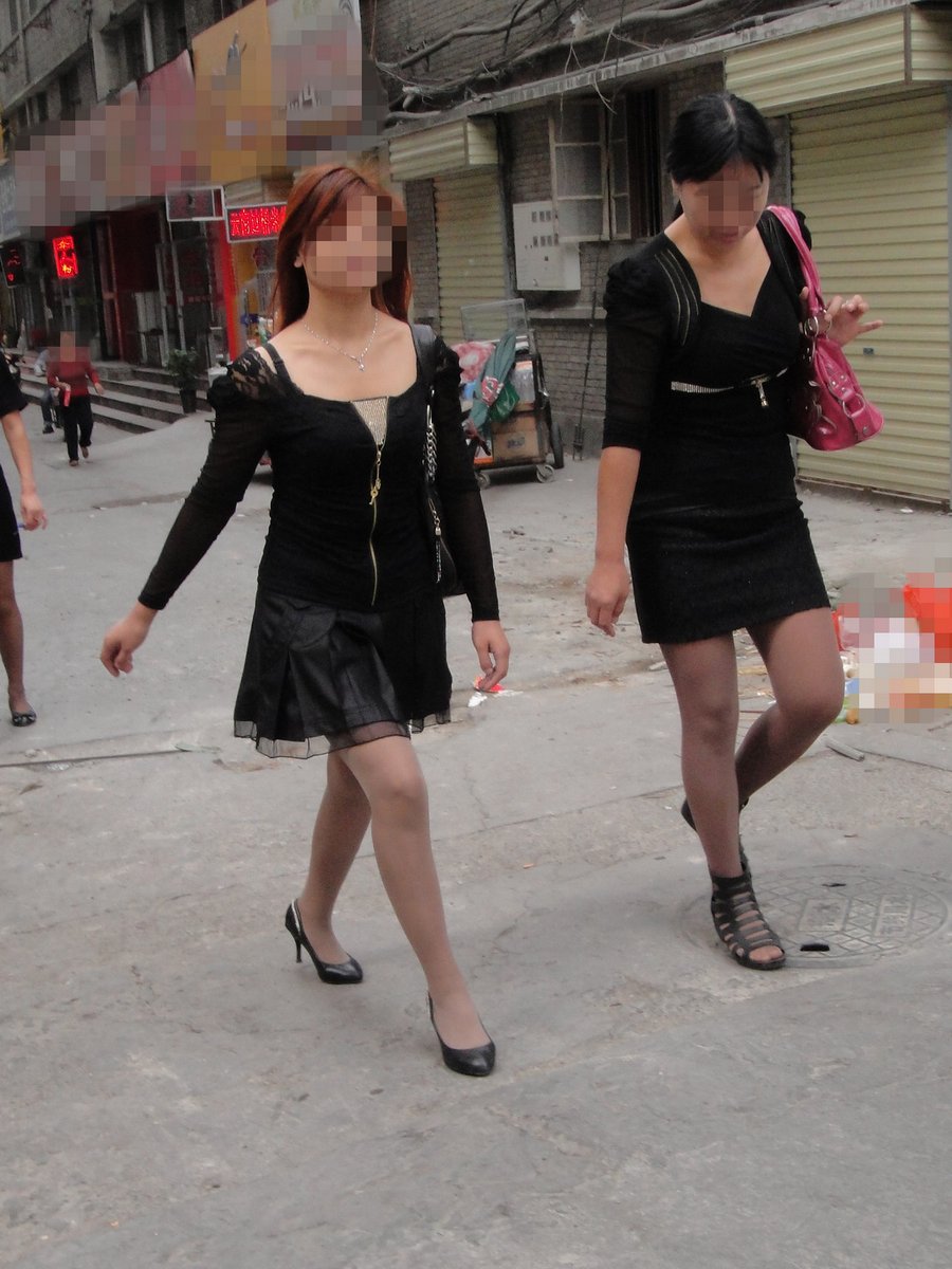 戶外街拍 VOL.177 两黑裙肉丝熟妇匆匆走过