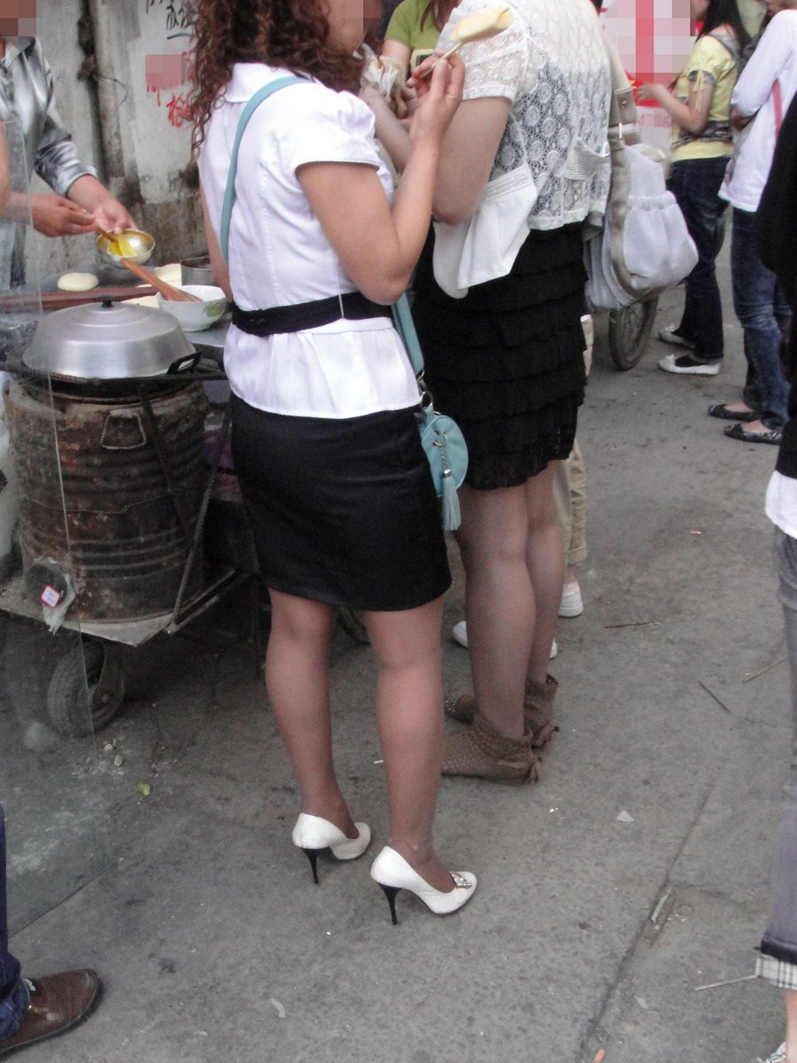 戶外街拍 VOL.207 白衣黑裙灰丝白高美妇