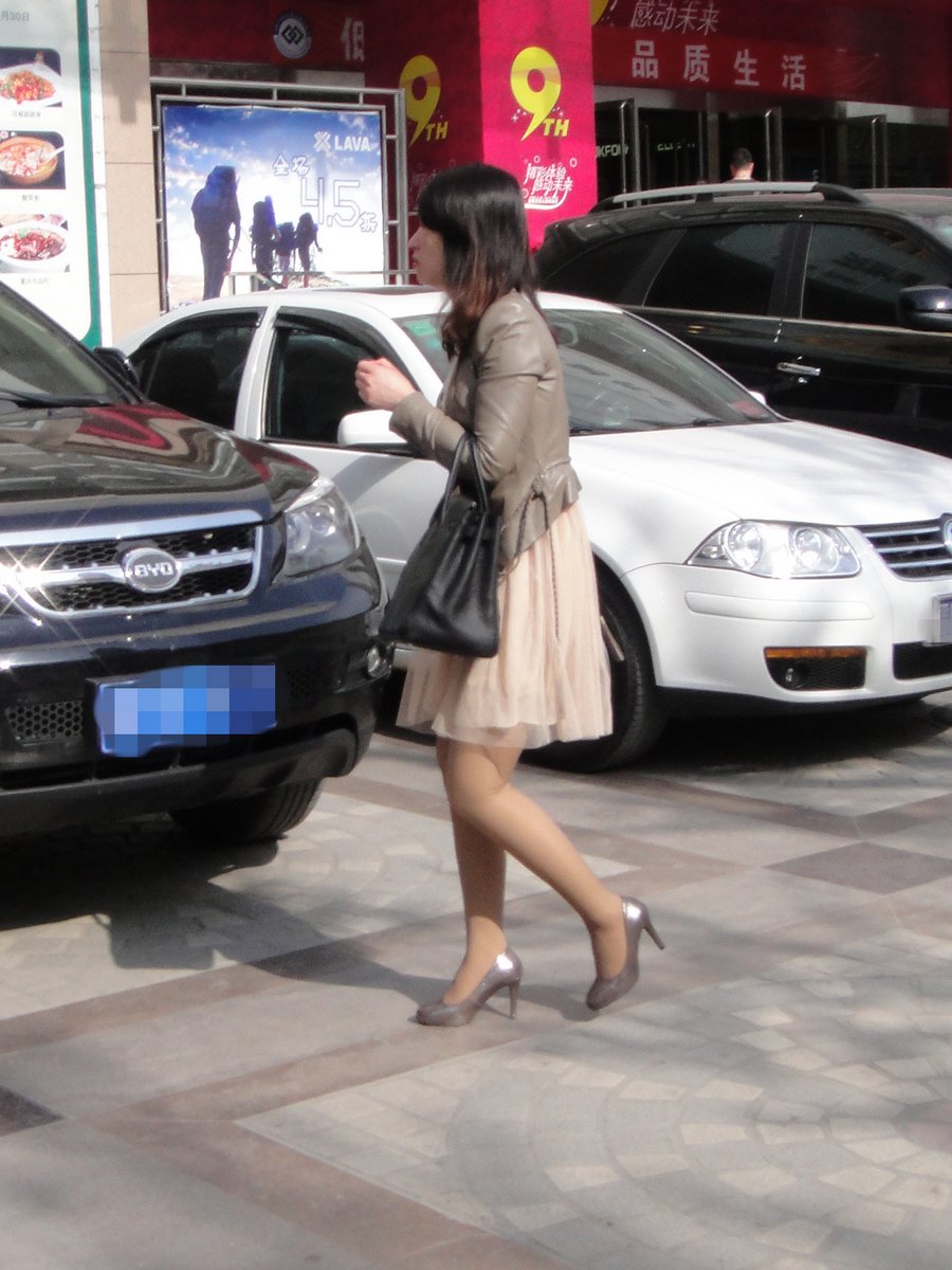 戶外街拍 VOL.262 美女纱裙肉丝灰色高跟