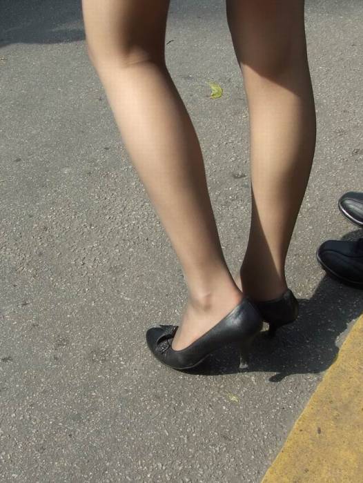 戶外街拍 VOL.83 干嘛老拍我的美腿，讨厌！