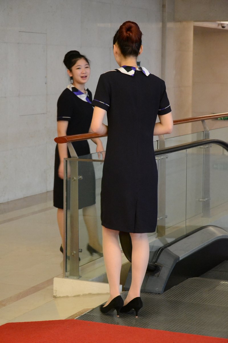 戶外街拍 VOL.250 宾馆服务员的高跟丝袜