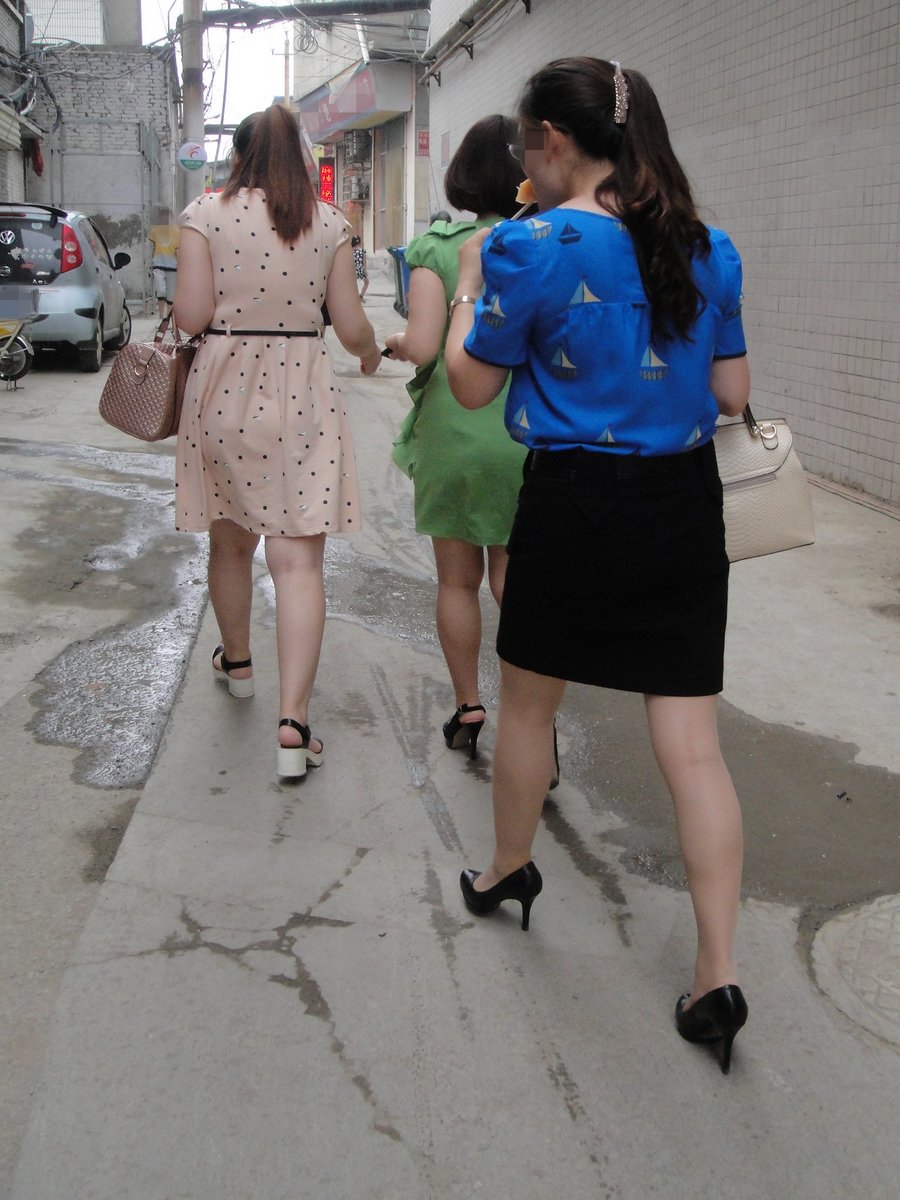 戶外街拍 VOL.186 蓝衣黑裙肉丝与绿裙肉丝妇人