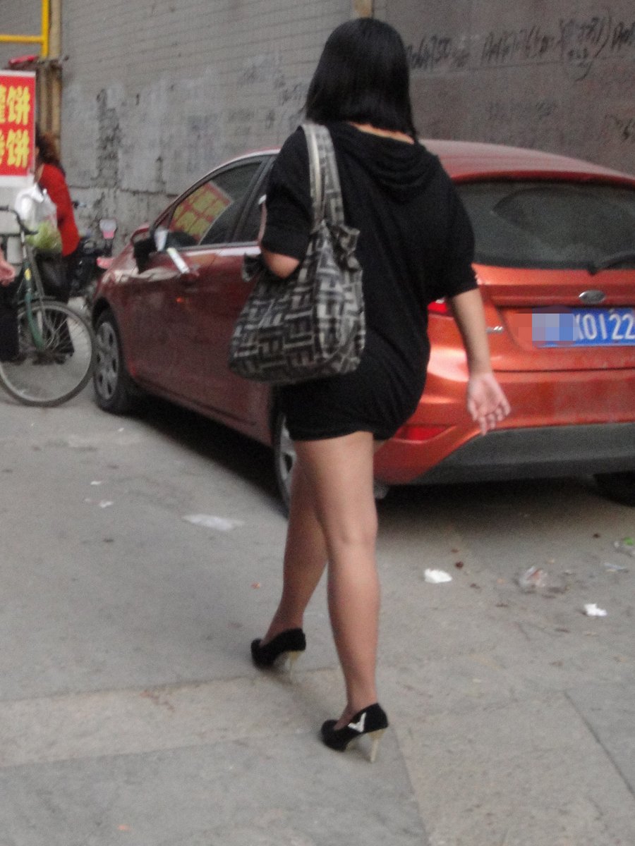 戶外街拍 VOL.203 丰满的黑衣肉丝黑高跟
