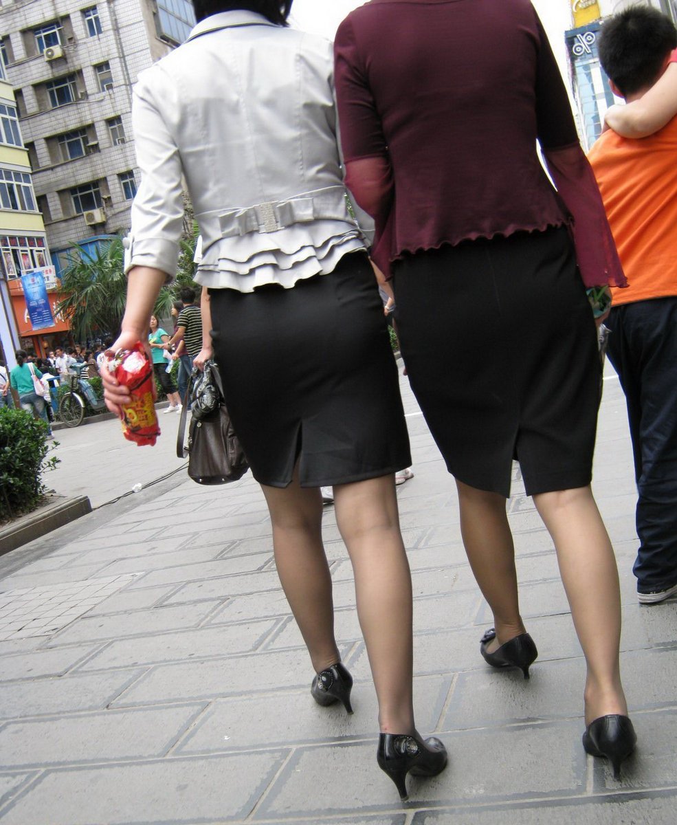 戶外街拍 VOL.114 两个少妇穿丝袜齐上街比美