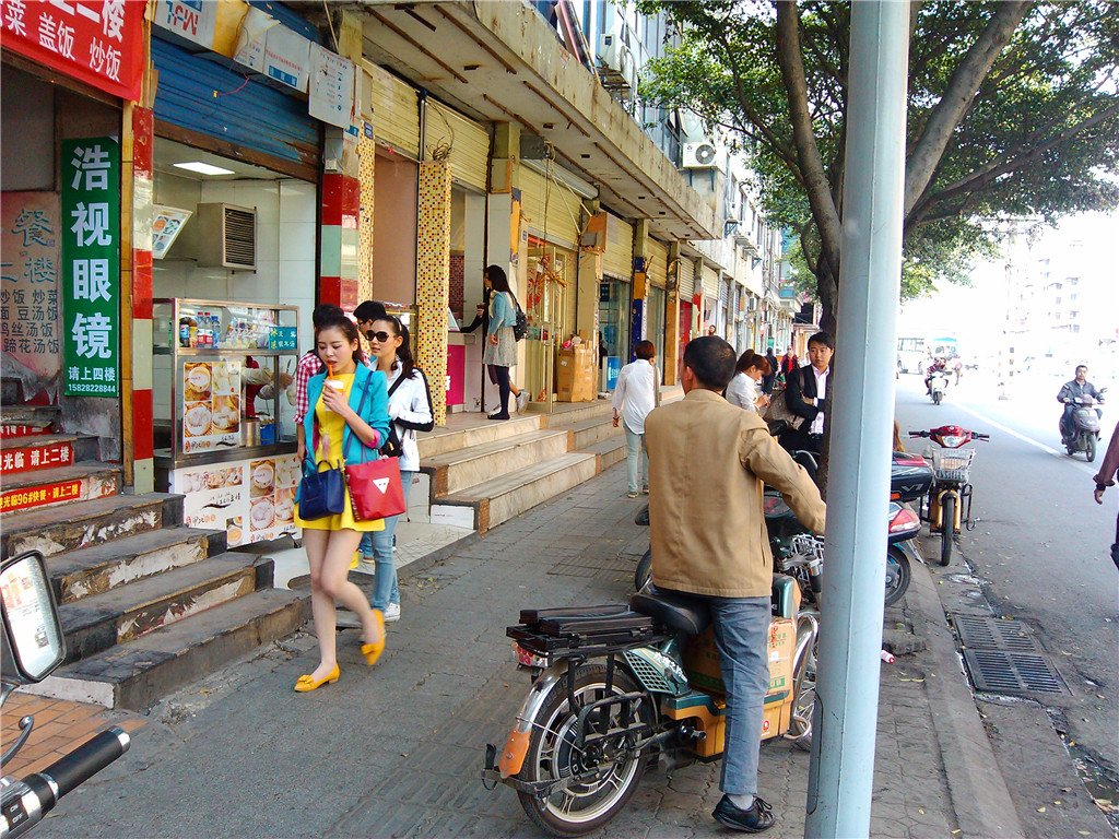 戶外街拍 VOL.224 偶遇斑点丝袜美女