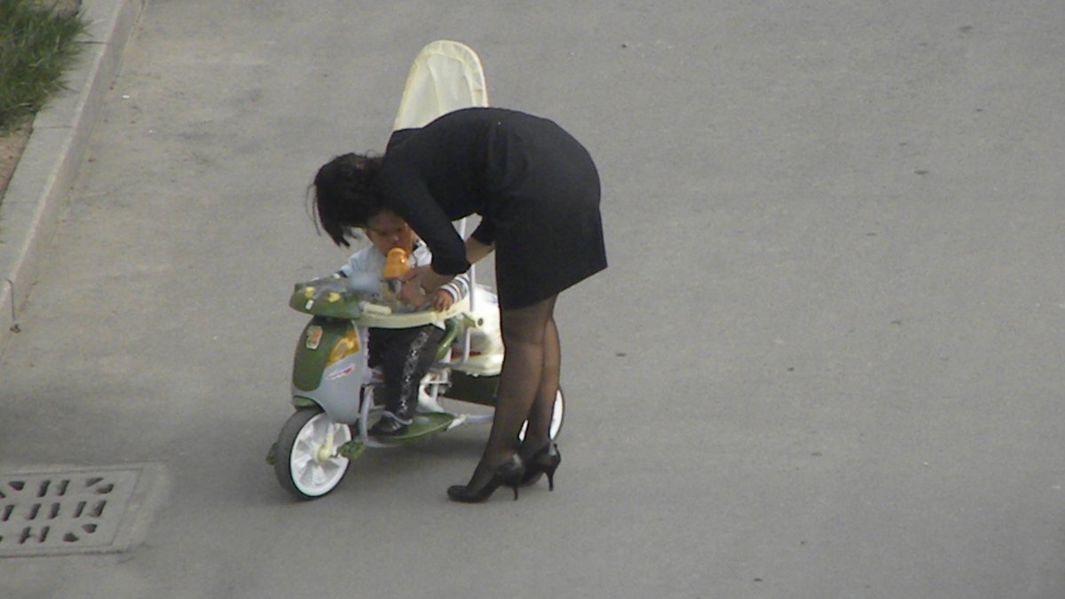 戶外街拍 VOL.110 偷拍推婴儿车的黑丝少妇