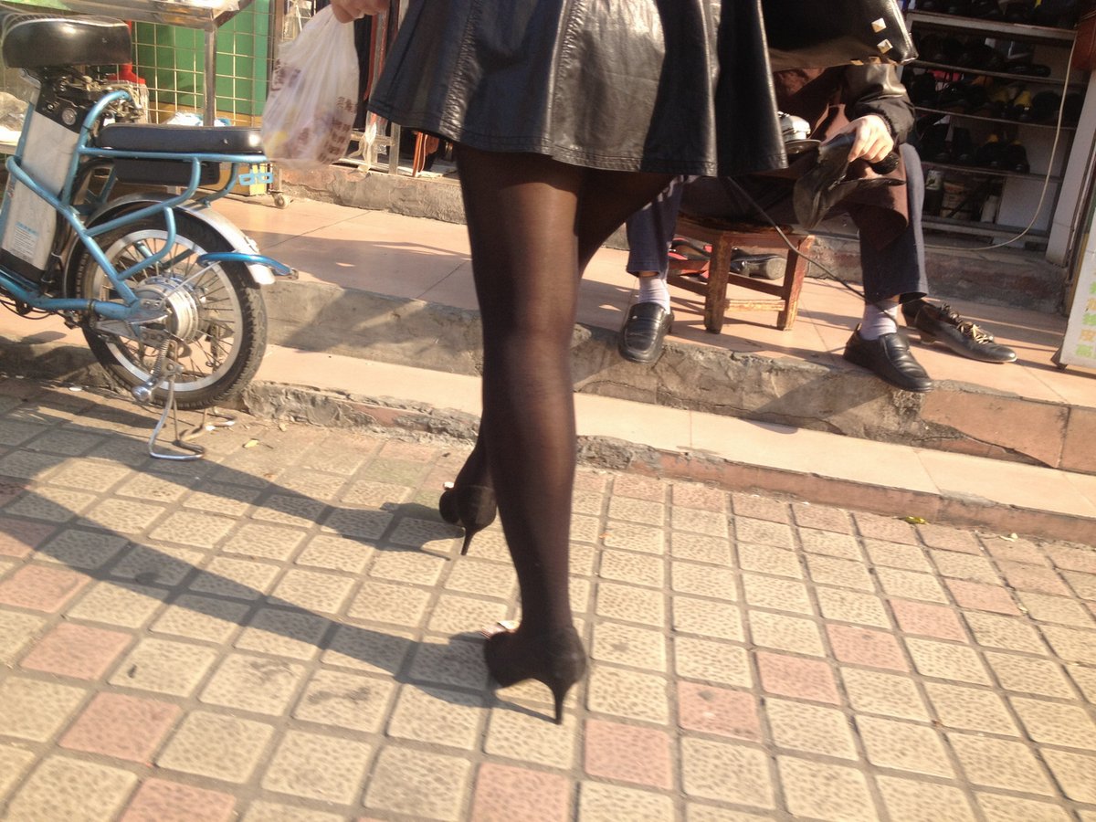 戶外街拍 VOL.254 性感皮短裙少妇的厚黑丝