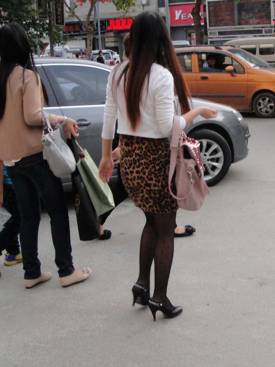 戶外街拍 VOL.200 豹纹短裙黑丝黑高美妇