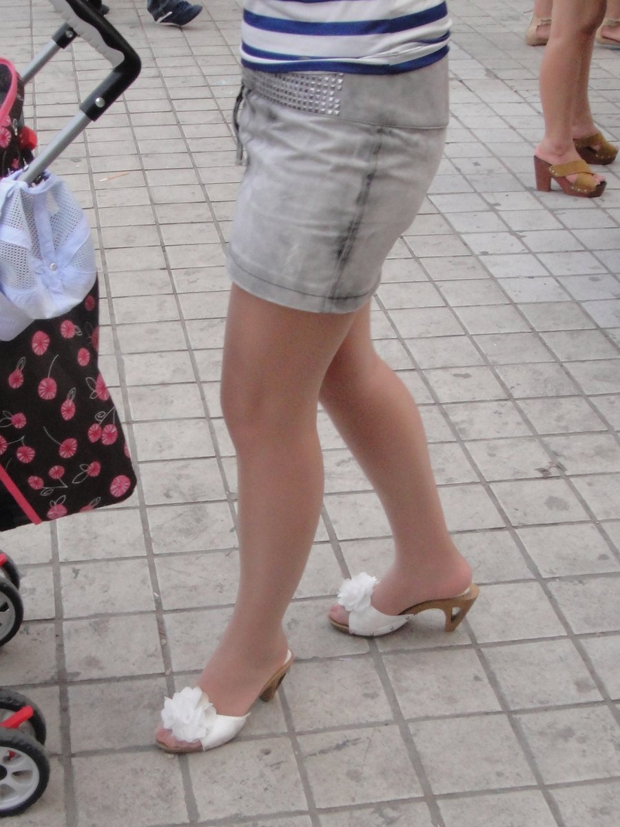 戶外街拍 VOL.217 推婴儿车的牛仔短裙肉丝凉拖