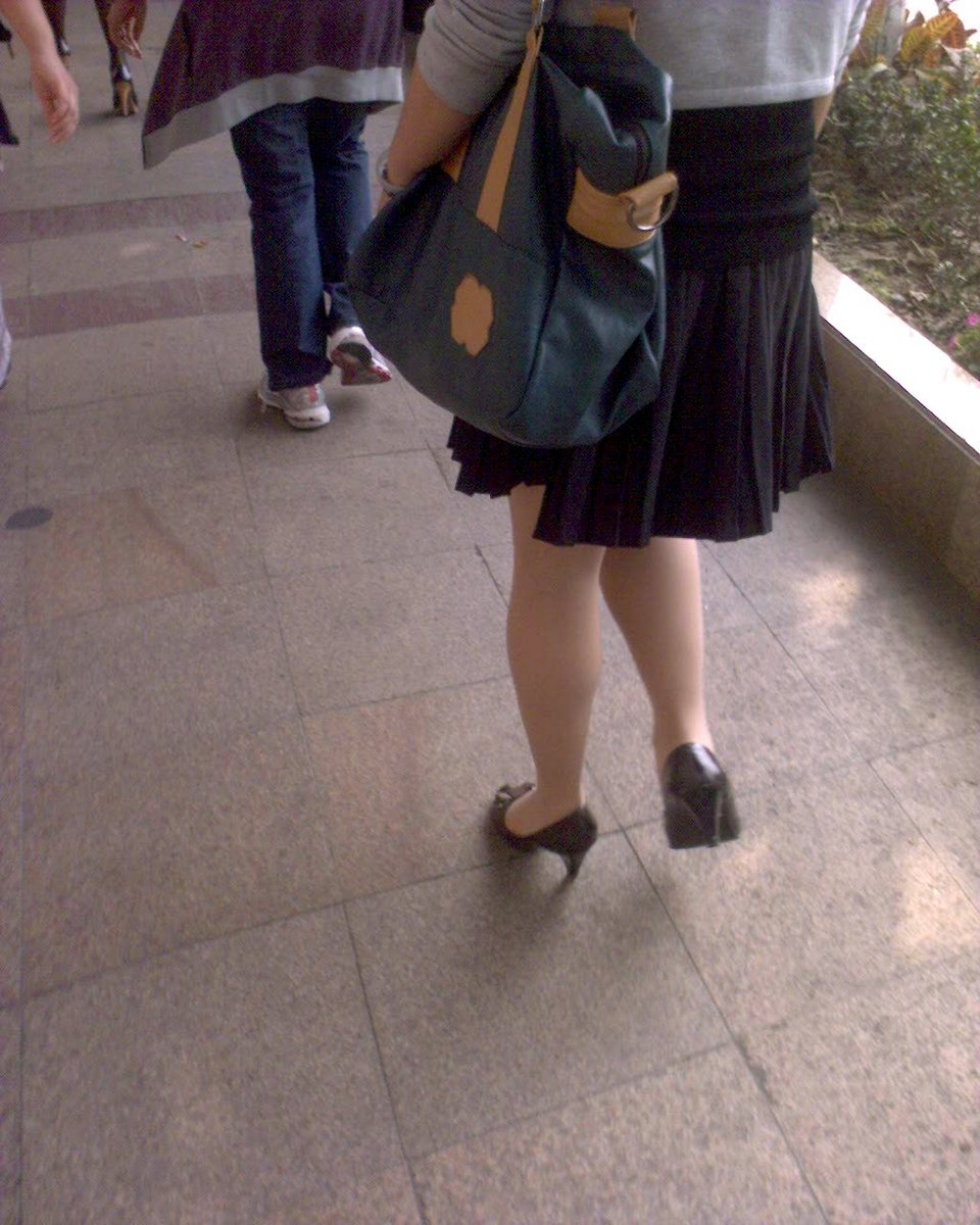 戶外街拍 VOL.101 赶时间上班的短裙肉丝美眉