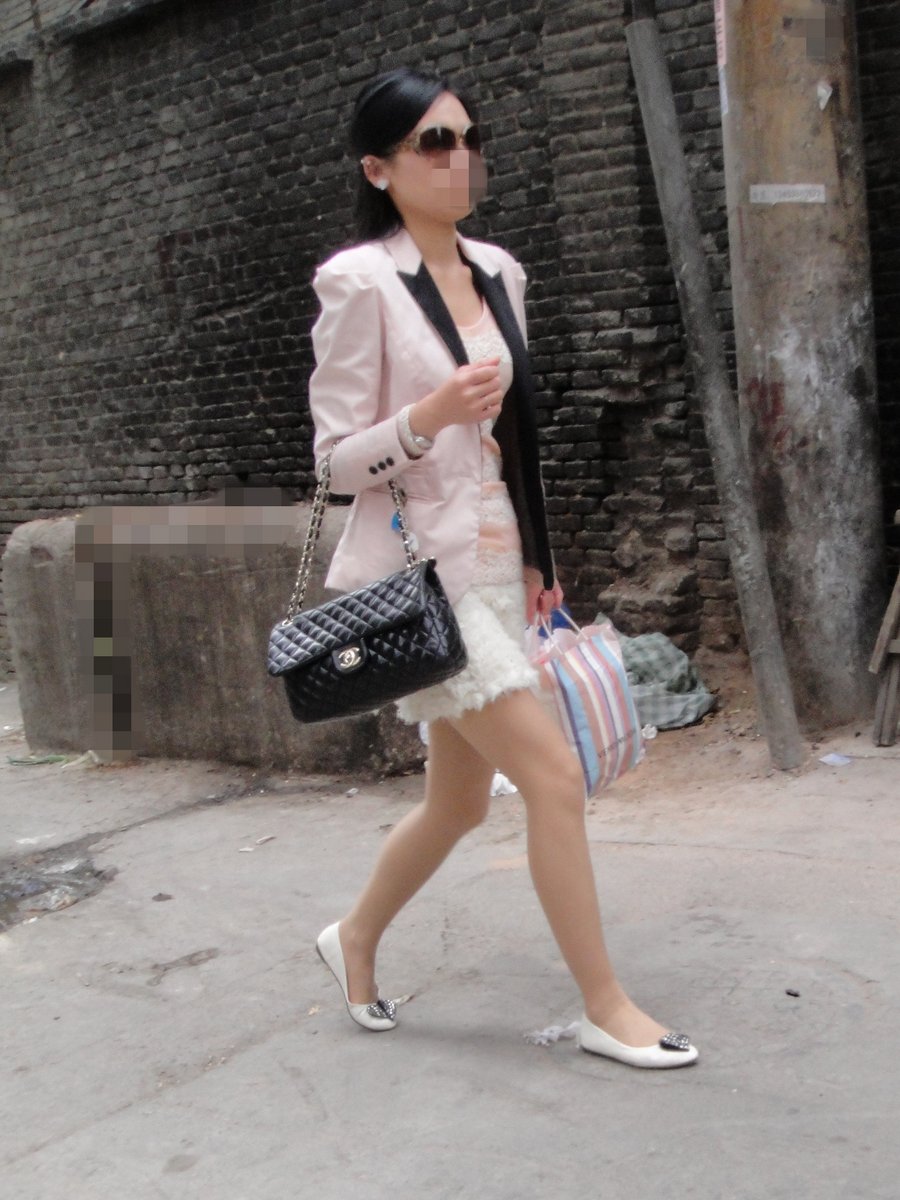 戶外街拍 VOL.153 白短裙肉丝平底墨镜美女
