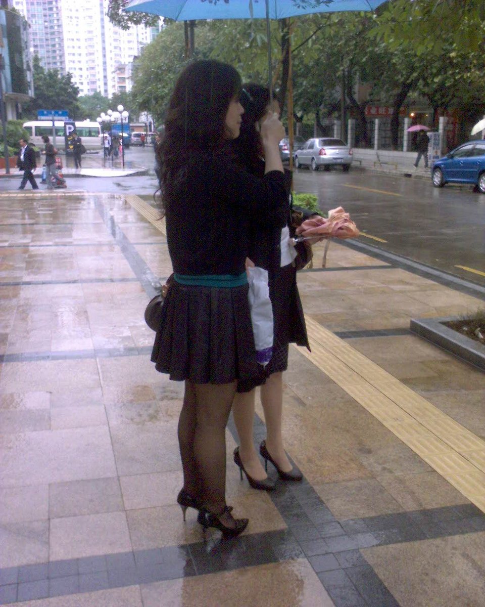 戶外街拍 VOL.74 下雨天的黑丝与肉丝熟女OL