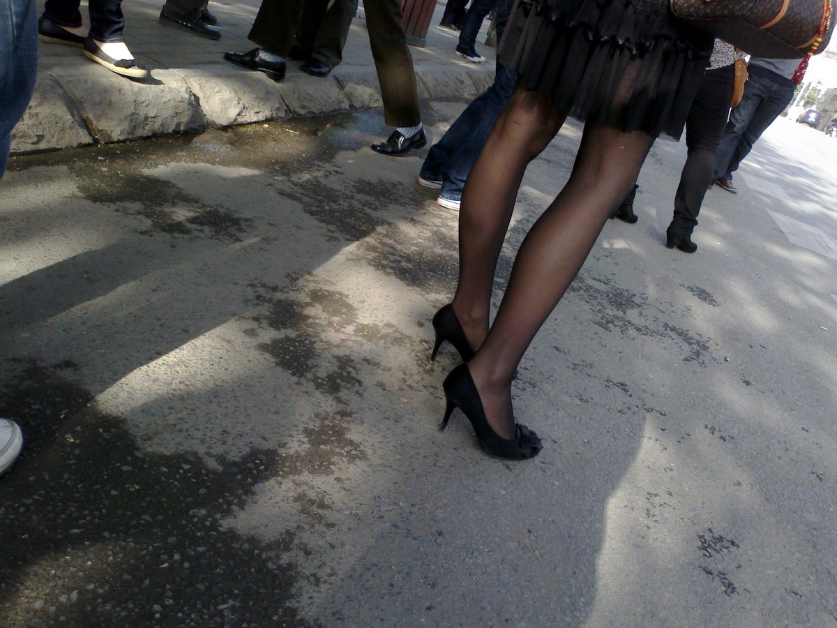 戶外街拍 VOL.125 车站等车的黑丝女郎