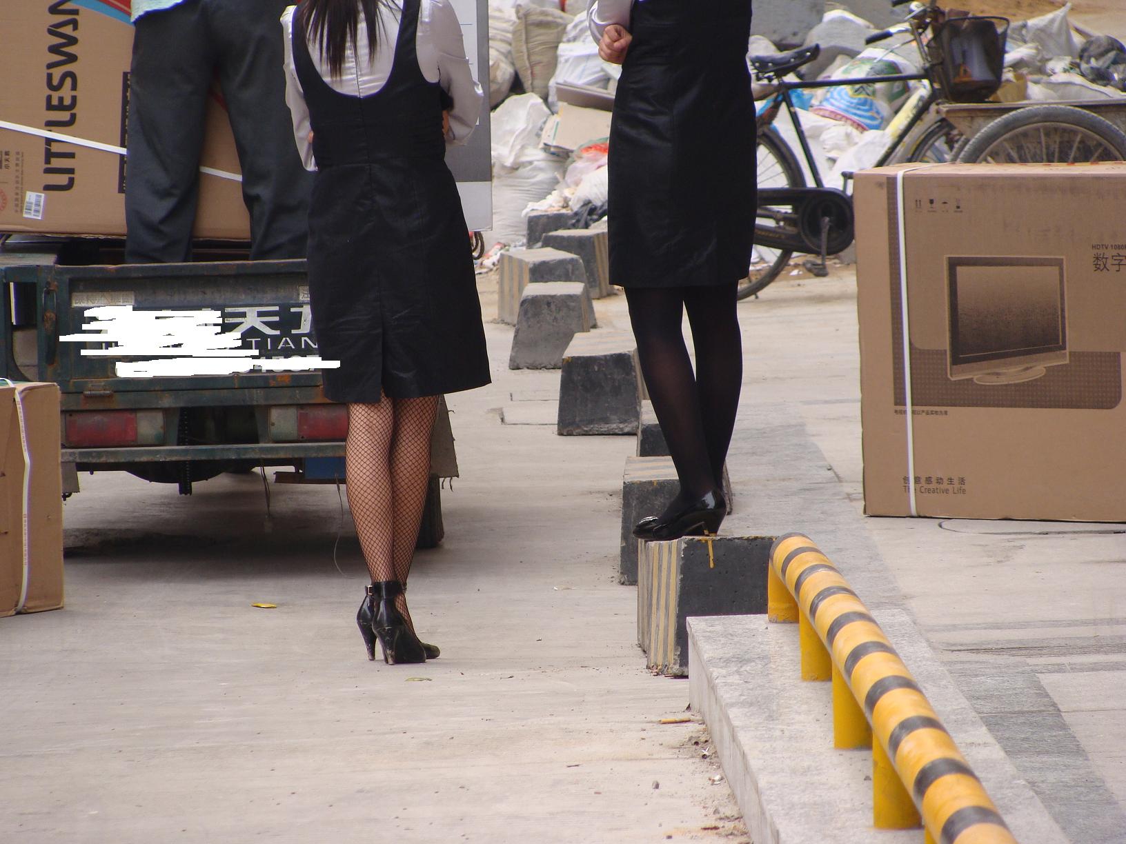戶外街拍 VOL.93 两丝袜妹妹在等上货
