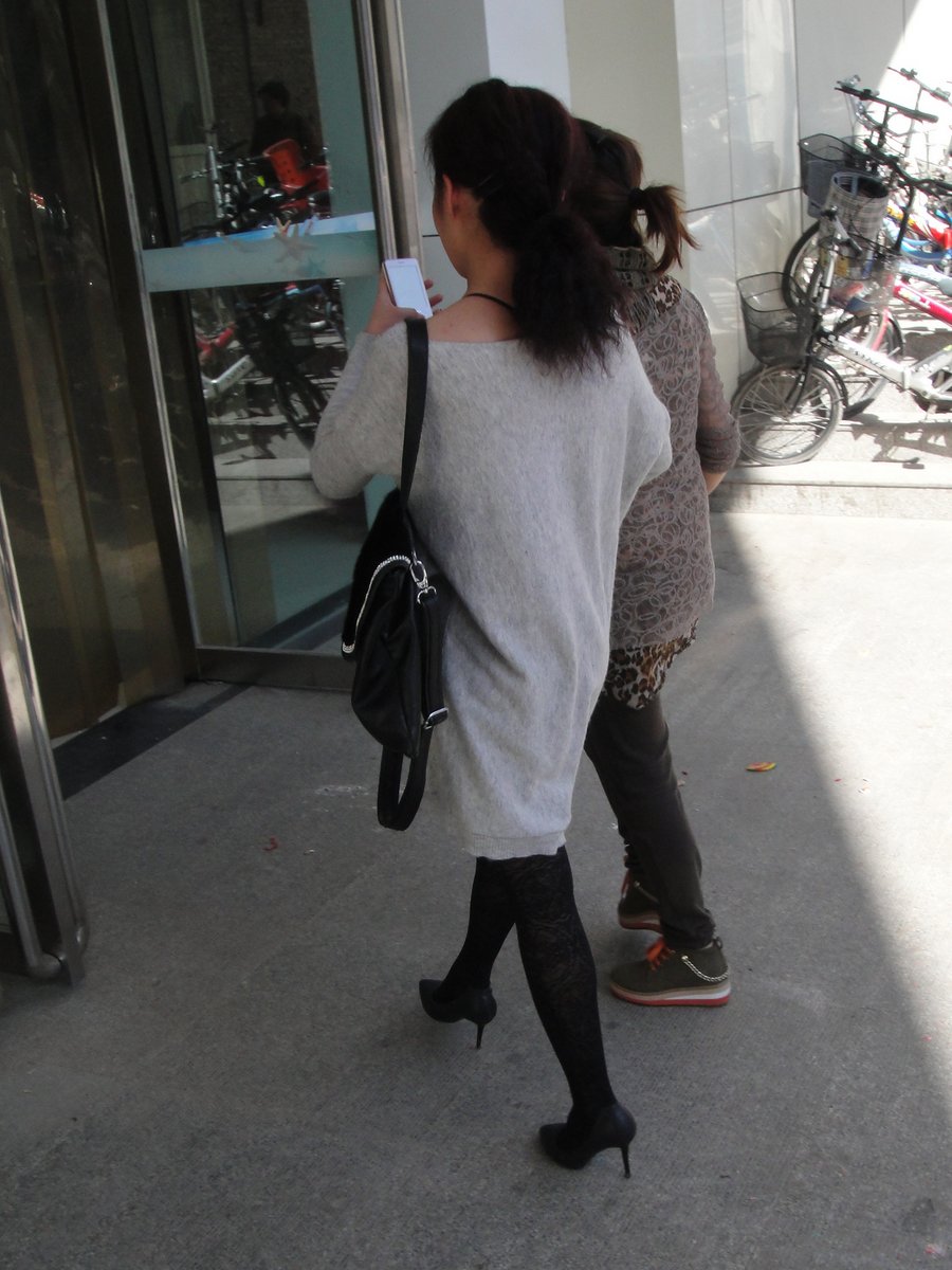 戶外街拍 VOL.265 高跟妇人的花纹黑丝