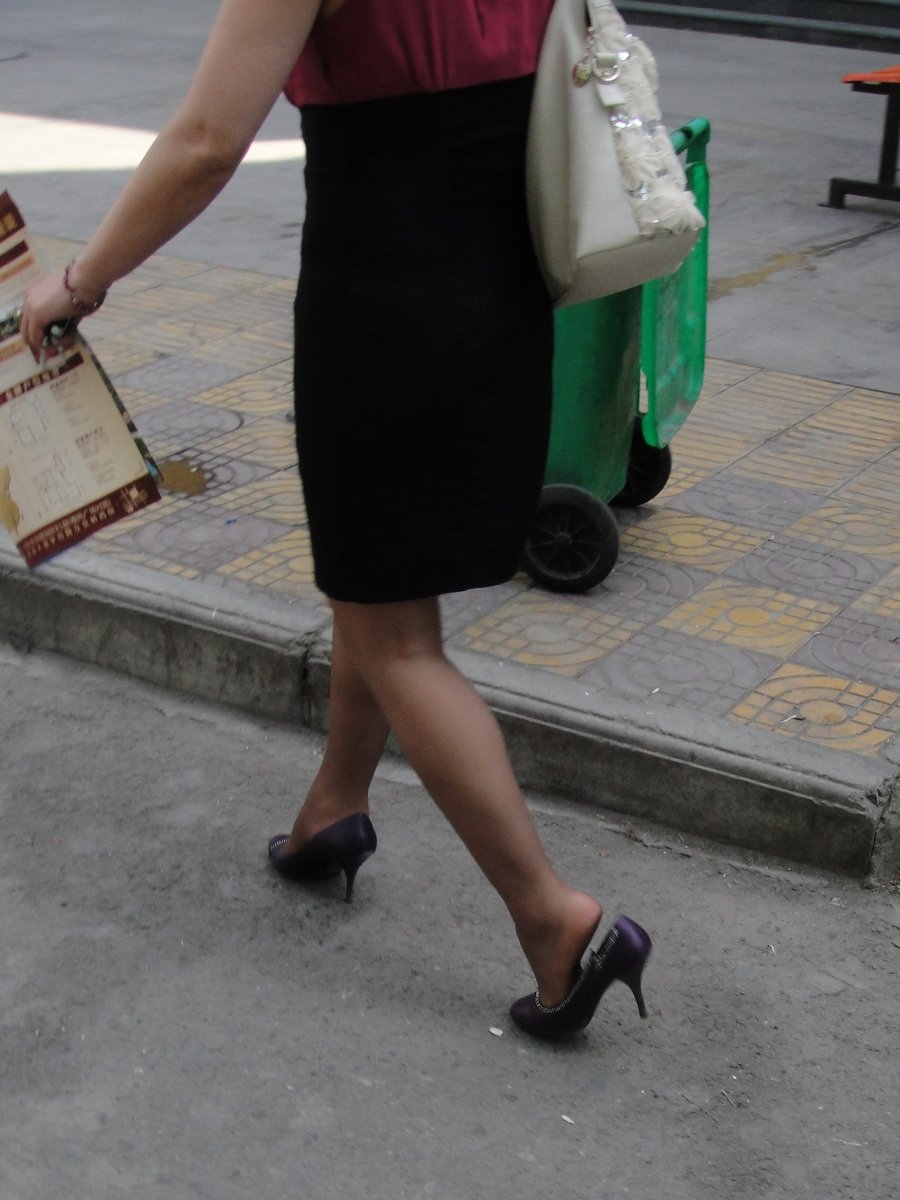 戶外街拍 VOL.209 丝足离开高跟的瞬间