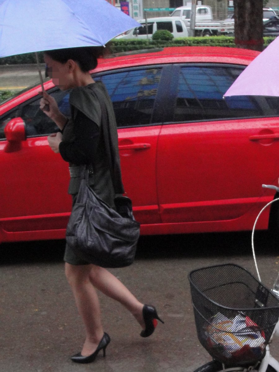 戶外街拍 VOL.306 雨中的短裙肉丝黑高美妇