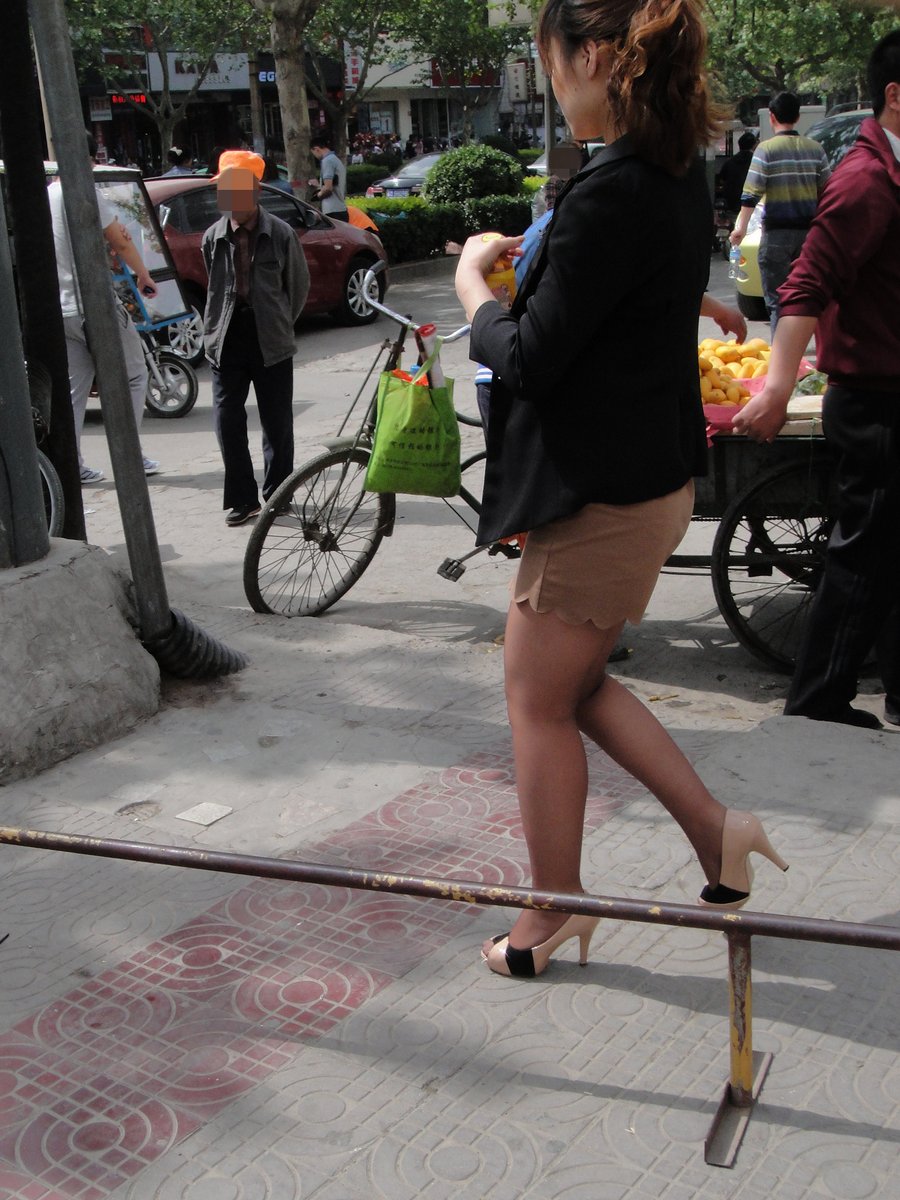 戶外街拍 VOL.304 短裙棕丝鱼嘴高跟坐三轮