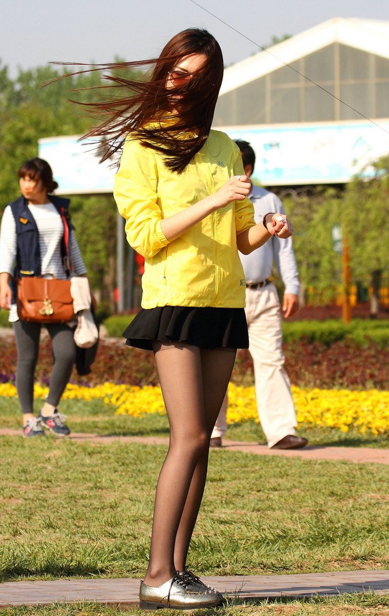 戶外街拍 VOL.344 黄衣超短黑丝的长发少女