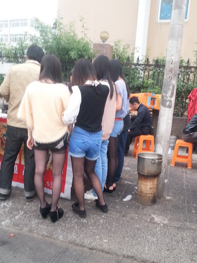 戶外街拍 VOL.358 两个热裤黑丝美女早起买早点