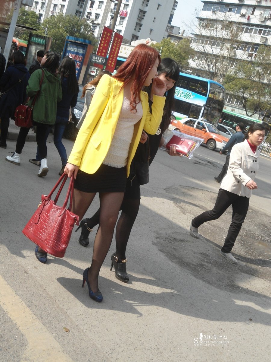 戶外街拍 VOL.435 穿黄色上衣黑色丝袜的姑娘