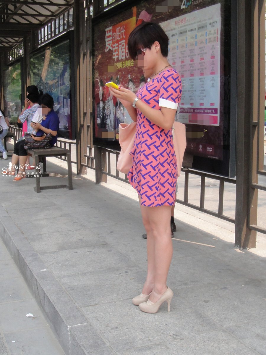 戶外街拍 VOL.395 公交车站的花裙短发裸腿女